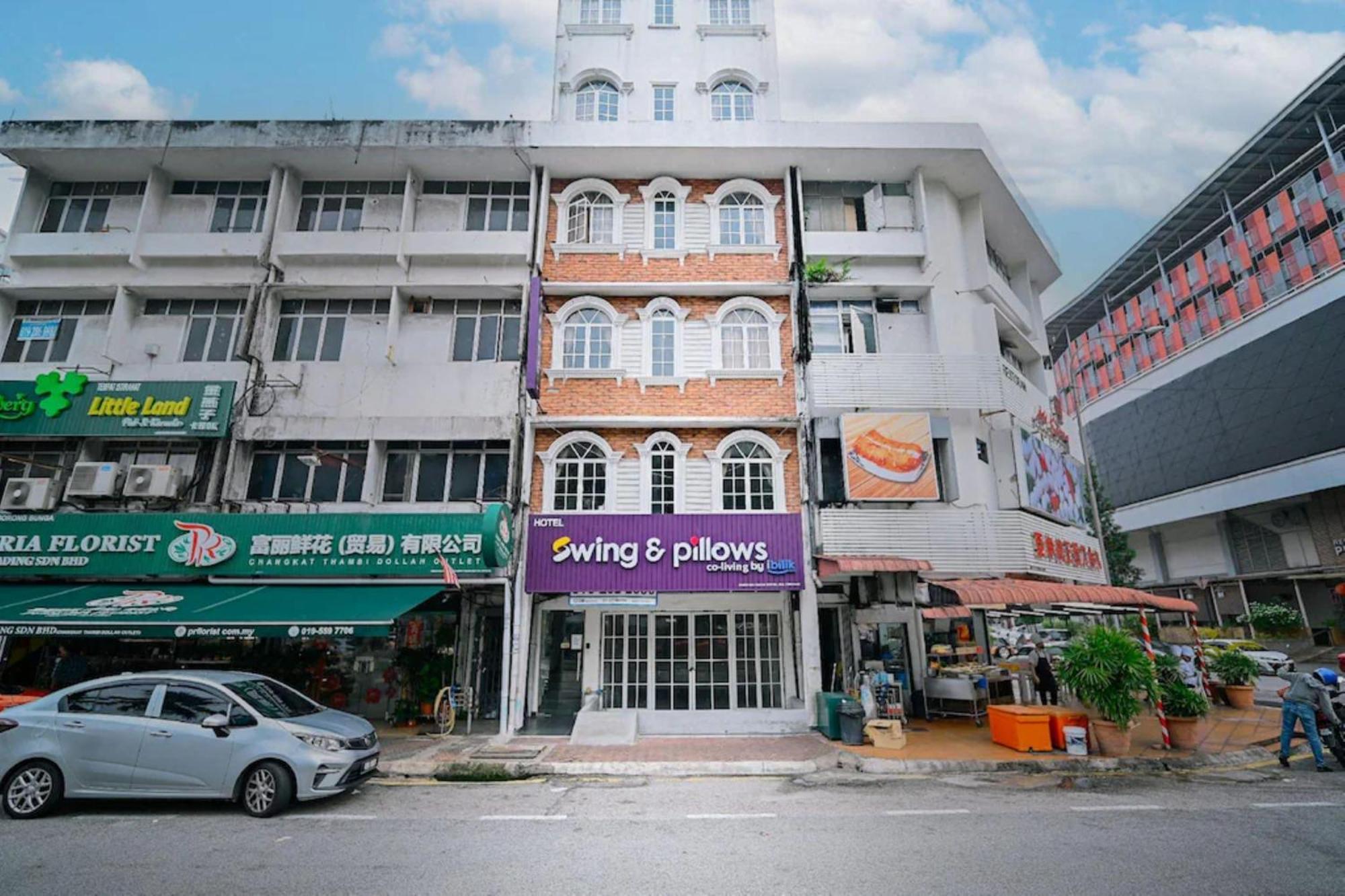 Swing And Pillows - Icc Pudu Kuala Lumpur — Photos 2